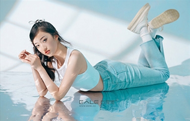 水中央的女孩