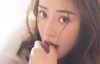 白纱窗女孩
