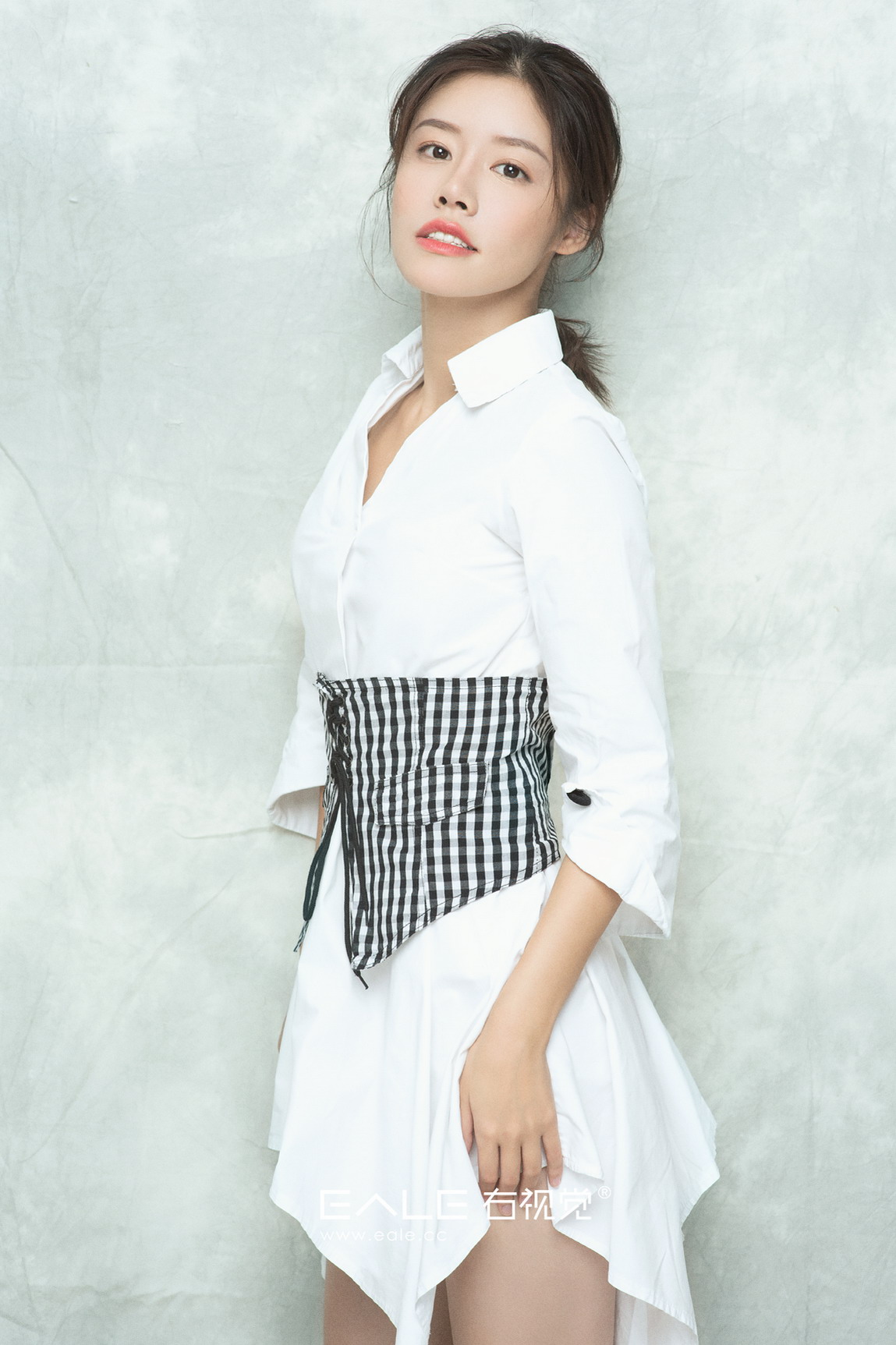 摄影:eale老秘(右视觉) 化妆:杜威(右视觉) 出镜:马昕墨 灯光师:辉哥